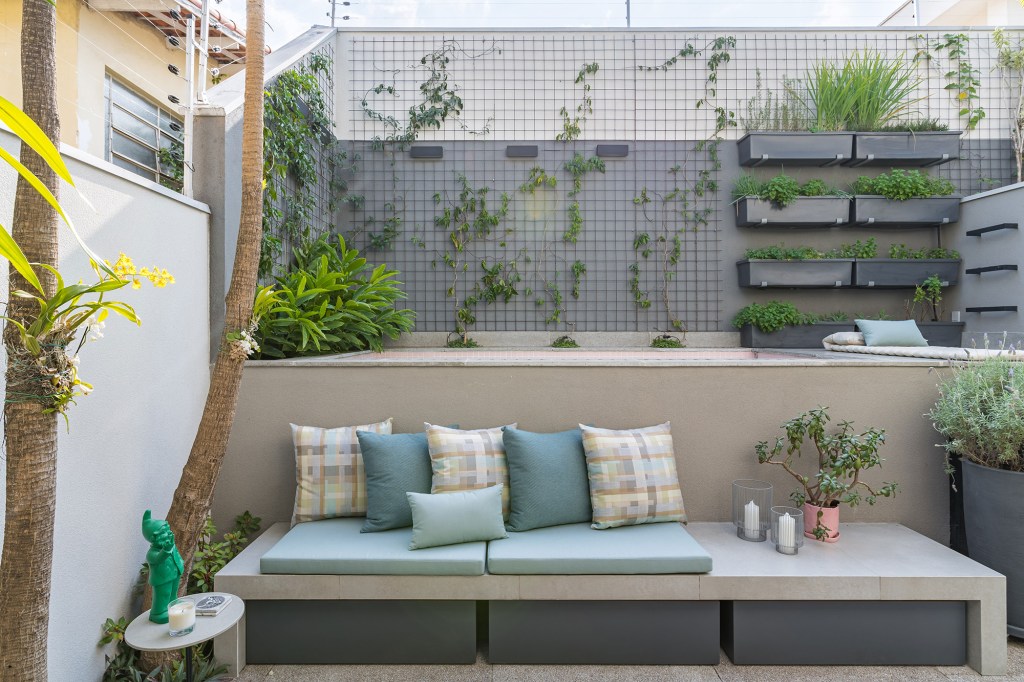 casa-ganha-lounge-externo-com-piscina-elevada-jardim-vertical-e-fogueira-bia-hajnal-cadulopes-jardim-banco (14) Casa lounge externo Bia Hajnal área externa jardim vertical plantas piscina plantas trepadeira sofa