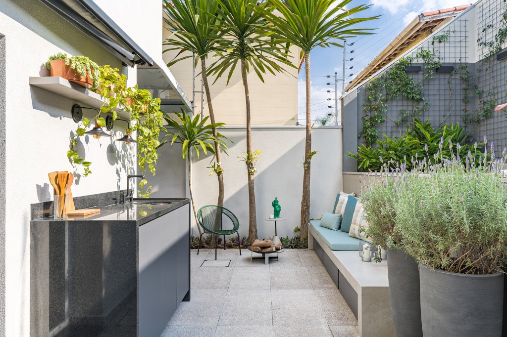 casa-ganha-lounge-externo-com-piscina-elevada-jardim-vertical-e-fogueira-bia-hajnal-cadulopes-jardim-pia (9) Casa lounge externo Bia Hajnal área externa jardim vertical plantas sofa plantas trepadeira pia fogueira