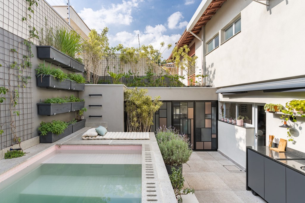 casa-ganha-lounge-externo-com-piscina-elevada-jardim-vertical-e-fogueira-bia-hajnal-cadulopes-jardim-piscina (17) Casa lounge externo Bia Hajnal área externa jardim vertical plantas edicula trepadeira piscina trepadeira