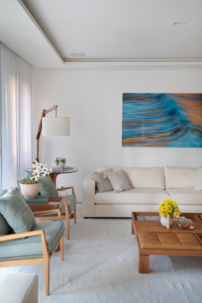 cobertura-triplex-mistura-contemporanea-madeira-e-marmore-bianca-da-hora-fotos-denilson-machado-02-sofa-tapete-quadro-sala Sala de estar; sala de estar clara; sala de estar neutra; sofá branco; poltrona verde; luminaria de piso
