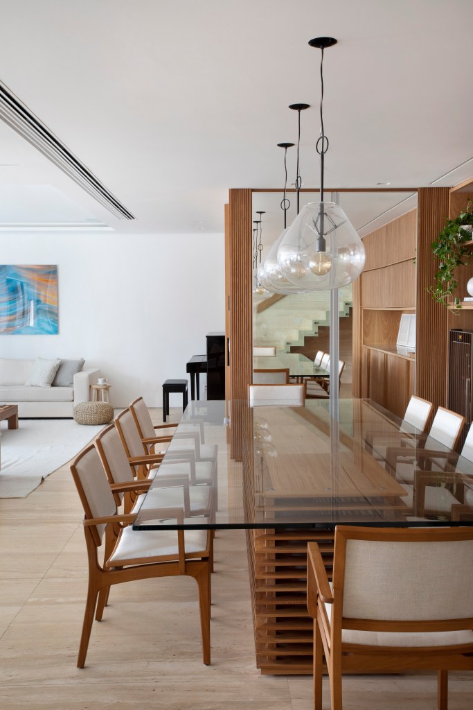 cobertura-triplex-mistura-contemporanea-madeira-e-marmore-bianca-da-hora-fotos-denilson-machado-04-mesa-jantar Sala de jantar; mesa de jantar de vidro; luminária;