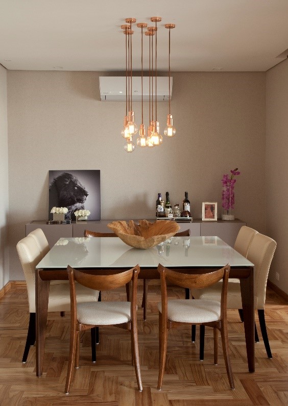 como-refrescar-casa-com-decoracao-pati-cillo-foto-luis-gomes-01-sala-jantar-iluminacao Sala de jantar; mesa com tampo de vidro; luminária pendente