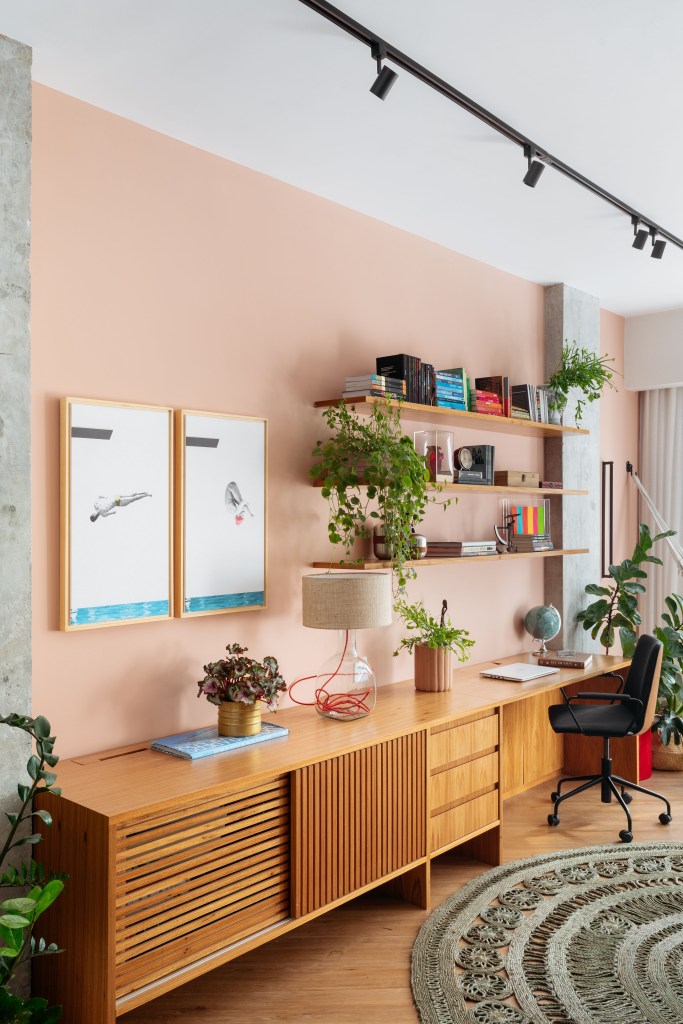 reforma-ape-112m-cria-suite-38m-mbv-arquitetura-fotos-juliano-colodeti-05-home-office-bancada-prateleira Home office; prateleiras; bancada de madeira; plantas;