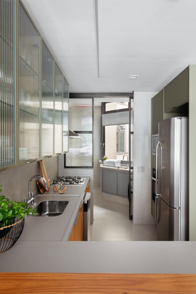 reforma-ape-112m-cria-suite-38m-mbv-arquitetura-fotos-juliano-colodeti-13-cozinha bancada Cozinha; bancada; cozinha estreita; lavanderia