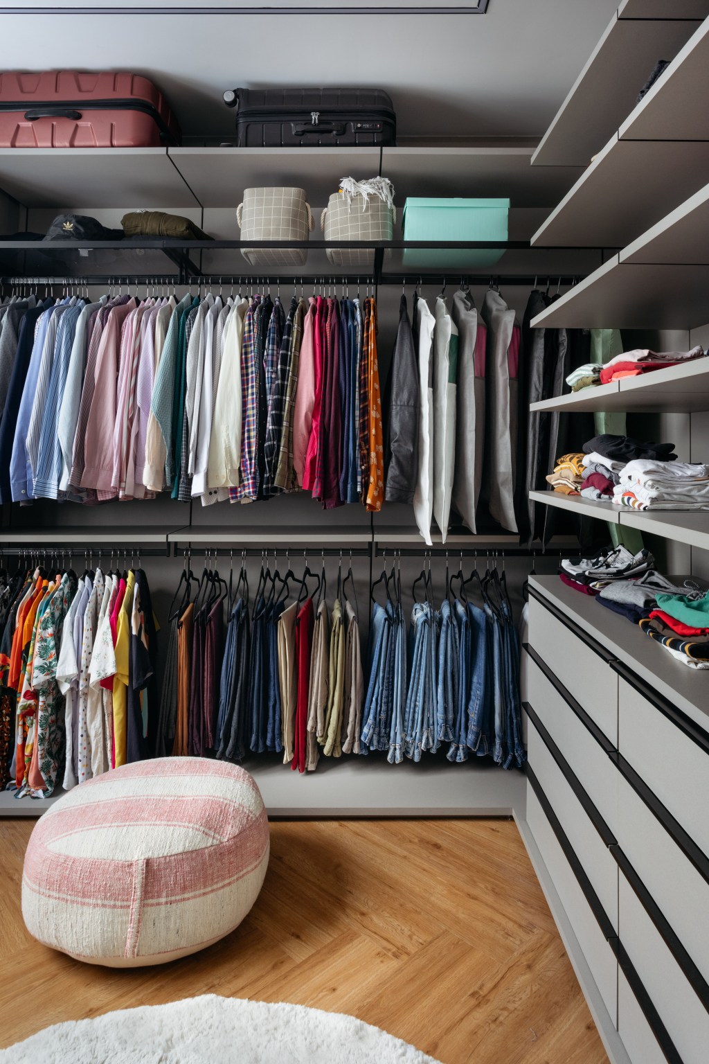 reforma-ape-112m-cria-suite-38m-mbv-arquitetura-fotos-juliano-colodeti-17-closet Closet; armário; roupa; pufe