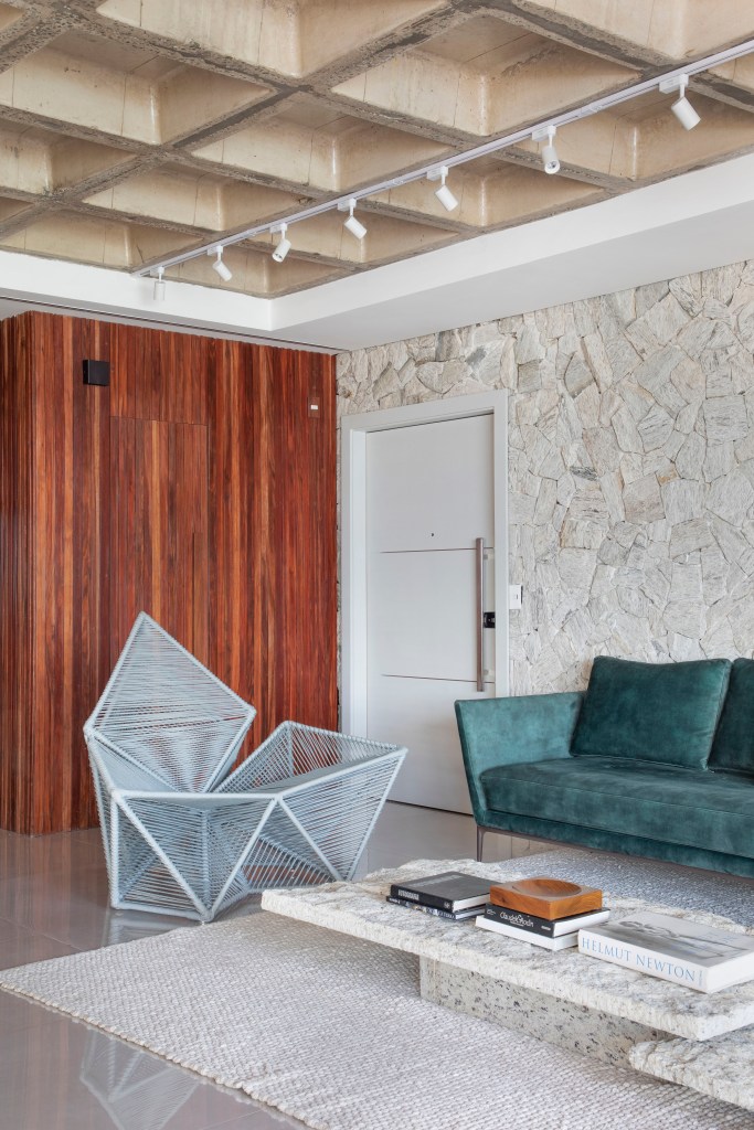 ape-160m-paineis-madeira-ripada-sofa-verde-design-nacional-roby-studio-arquitetura-04-sala Sala de estar com sofá verde e peças de design nacional.