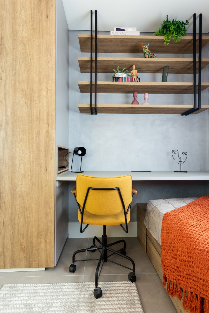 Quarto de hóspedes com bancada para home office.