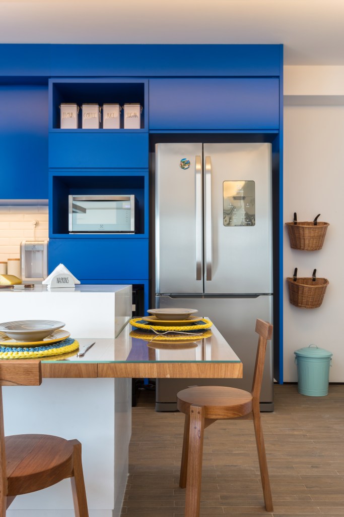 decoracao-segura-para-criancas-e-idosos-studio-tan-gram-fotos-estudio-sao-paulo-70-cozinha-azul Cozinha; armário azul; bancada; ilha; cadeira de madeira; cozinha americana