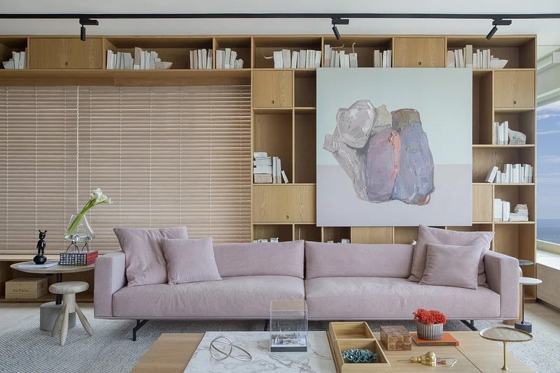 ideias-de-decoracao-de-sala-landhi-studio-roca Sala de estar; sofá rosa claro; estante com nichos; quadro