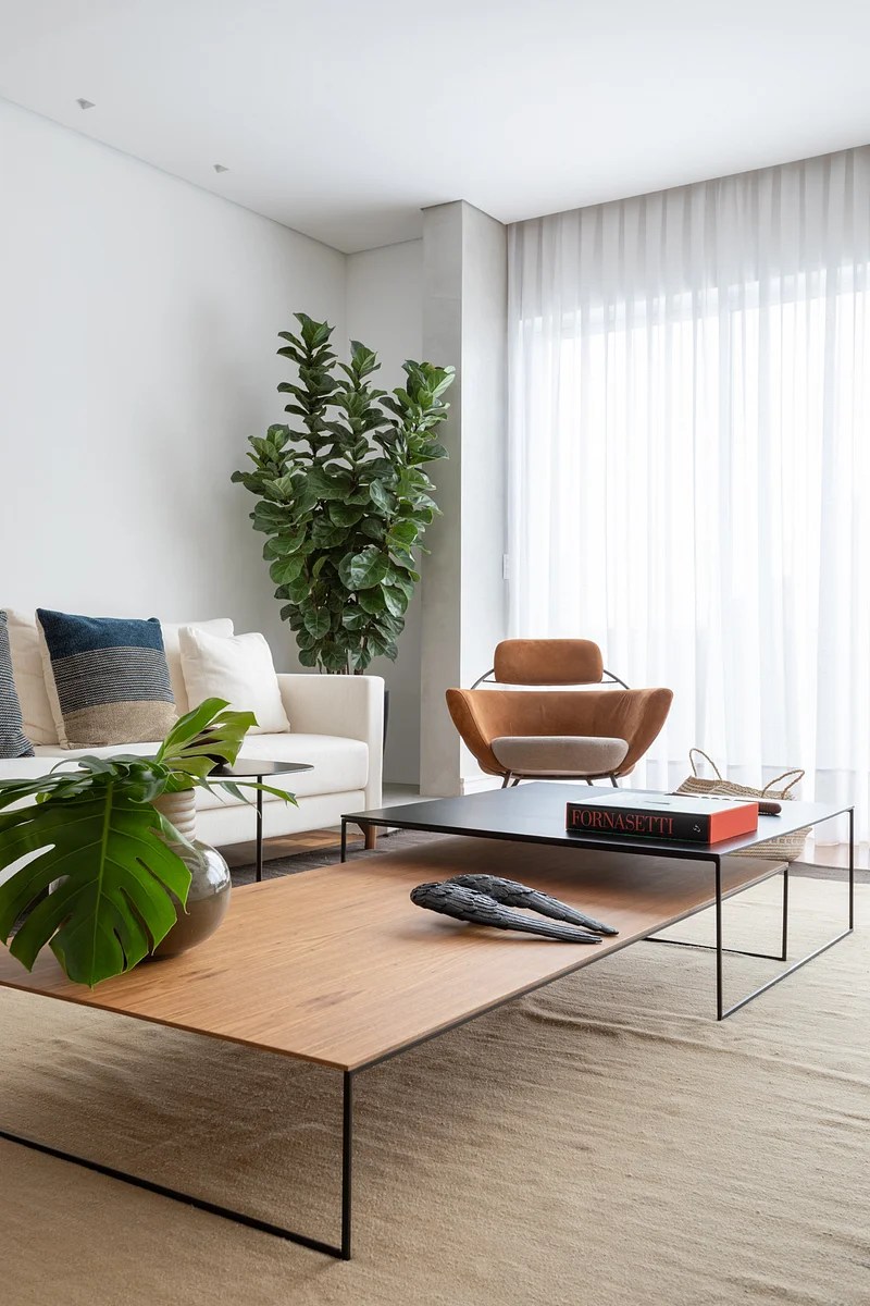 ideias-de-decoracao-de-sala-landhi-vivi-cirello-02 Sala de estar; sala neutra; ficus; tapete laranja; sofá claro; poltrona