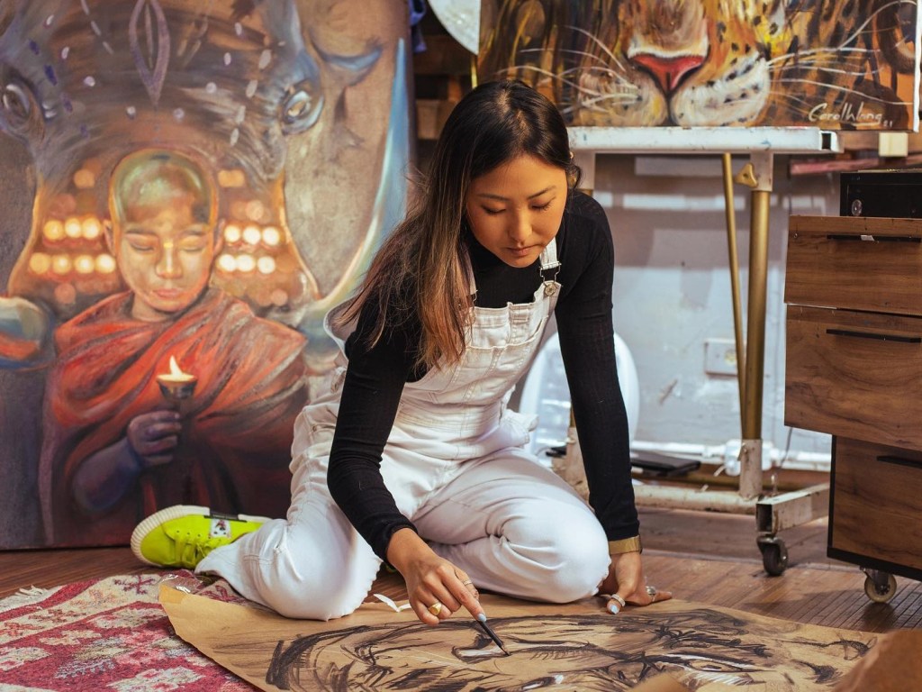 Perfil: as várias cores e traços de Carol Wang