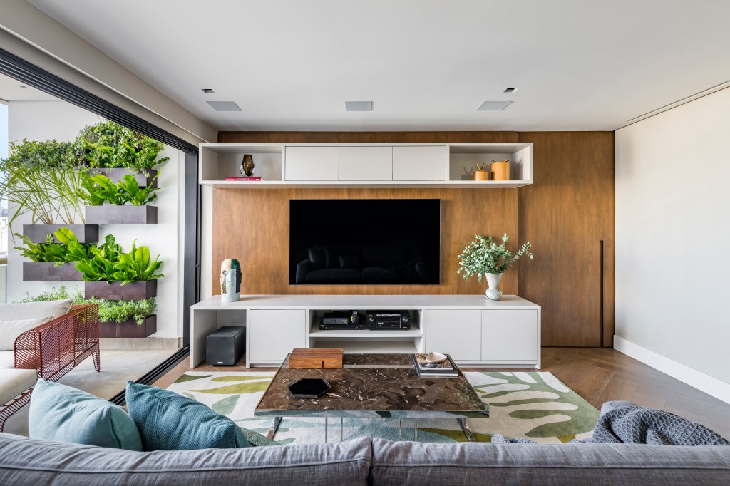 Apê de 675m² tem decoração contemporânea e horta vertical em floreiras