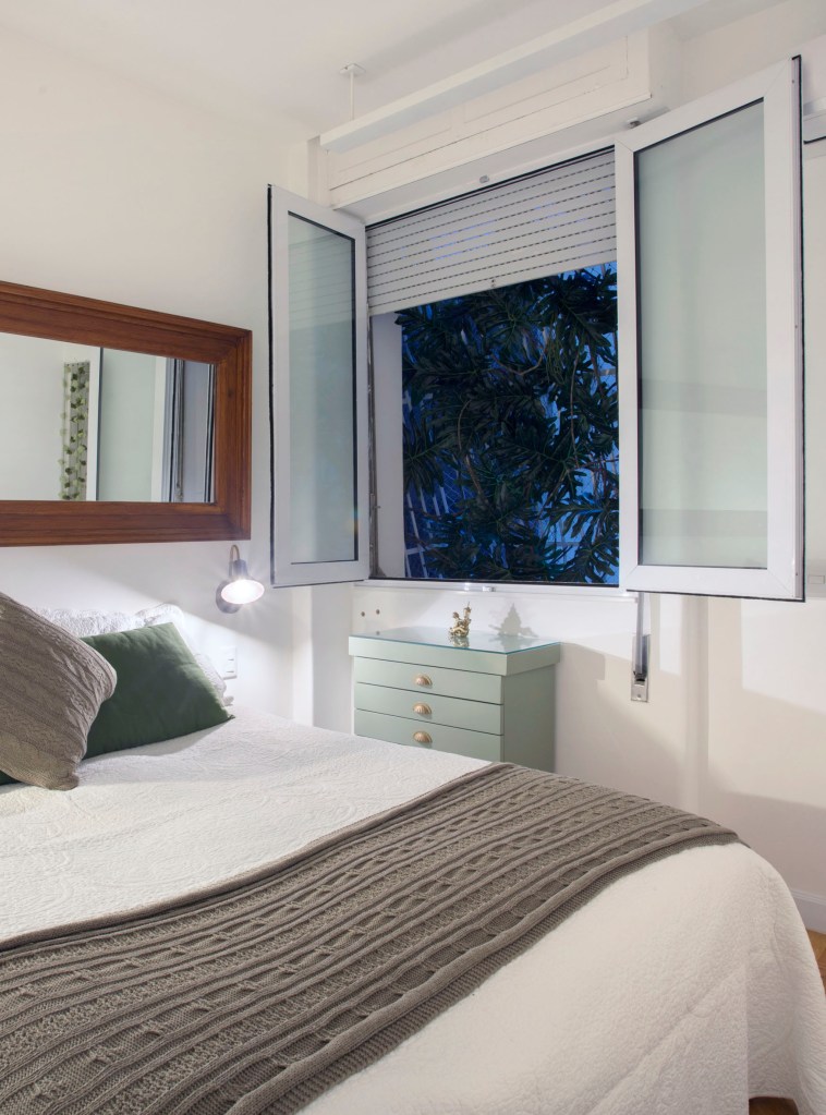 ape-de-70m-ganha-cara-nova-com-reforma-economica-ketlein-amorim-10 Quarto com cama de casal e espelho sobre a cama.