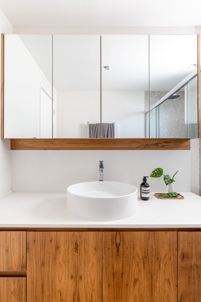 ape-integrado-140m-mesa-com-porcelanato-sofa-ilha-estudio-glik-interiores-07-banheiro Banheiro branco com cuba solta branca.