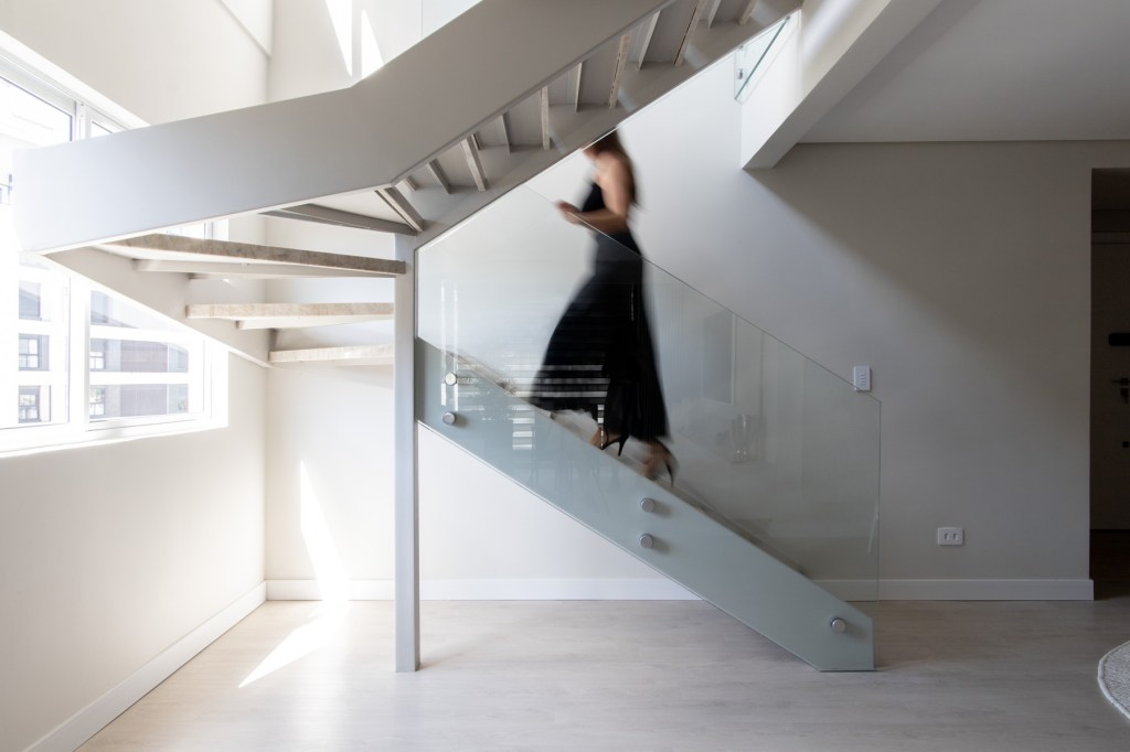 cobertura-minimalista-240-m2-tons-cinza-conforto-tecnologia-arqlt-arquitetura-escada(39) cobertura minimalista 240 m2 Tatiana Ravache Laura Ribas ARQLT Arquitetura decoracao escada