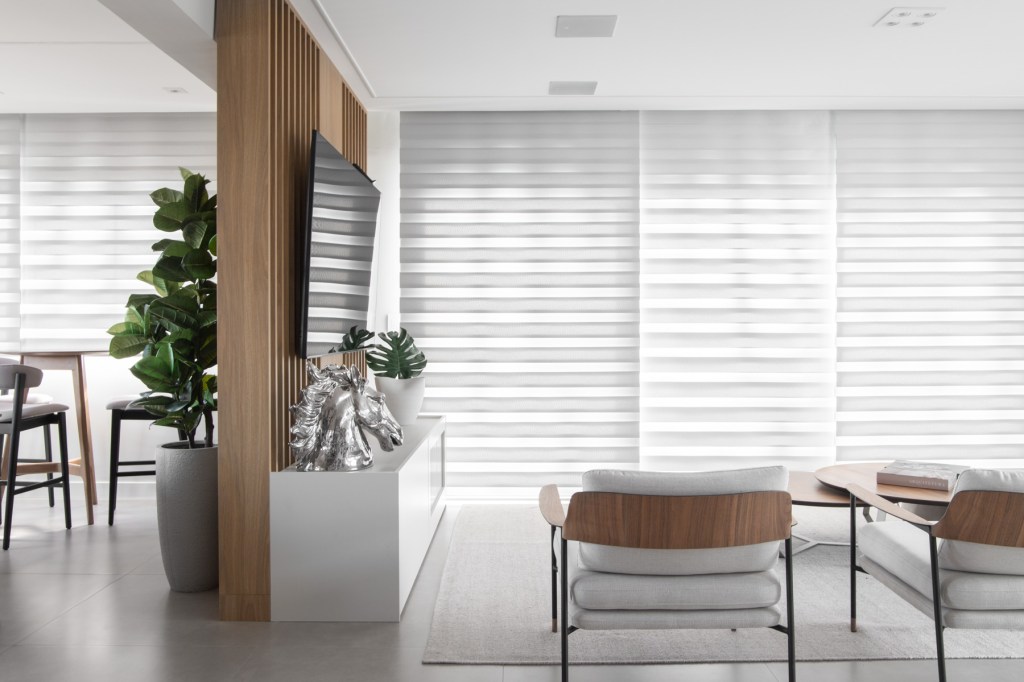 cobertura-minimalista-240-m2-tons-cinza-conforto-tecnologia-arqlt-arquitetura-sala (4) cobertura minimalista 240 m2 Tatiana Ravache Laura Ribas ARQLT Arquitetura decoracao sala estar poltrona tv