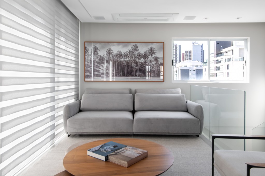 cobertura-minimalista-240-m2-tons-cinza-conforto-tecnologia-arqlt-arquitetura-sala (6) cobertura minimalista 240 m2 Tatiana Ravache Laura Ribas ARQLT Arquitetura decoracao sala estar sofa quadro
