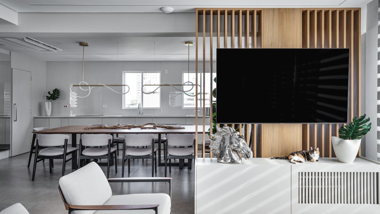 cobertura minimalista 240 m2 Tatiana Ravache Laura Ribas ARQLT Arquitetura decoracao sala estar tv jantar mesa marcenaria