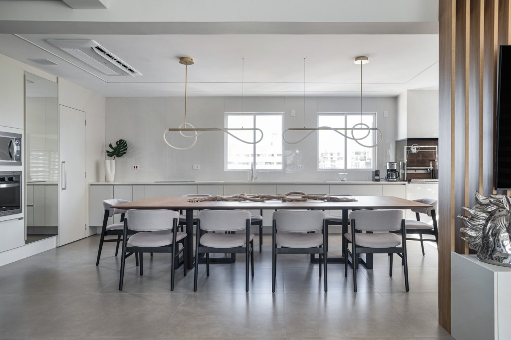 cobertura-minimalista-240-m2-tons-cinza-conforto-tecnologia-arqlt-arquitetura-sala-jantar (8) cobertura minimalista 240 m2 Tatiana Ravache Laura Ribas ARQLT Arquitetura decoracao cozinha mesa cadeira luminaria jantar