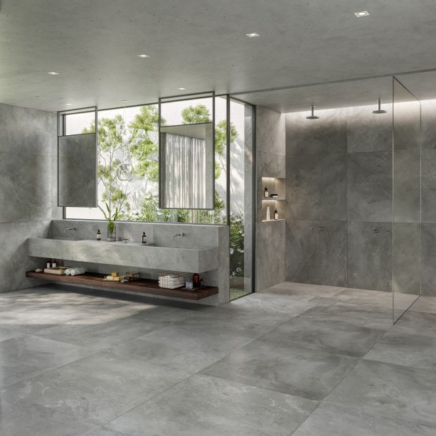 Intense (1,20 x 1,20 m): o grande diferencial da Série Intense está na imediata identificação do porcelanato com a pedra natural, em tons de cinza e bege, com veios levemente marcados e variação de tonalidade entre as peças. A aplicação da técnica carving imprime um efeito de baixo relevo que evidencia o aspecto natural do porcelanato.