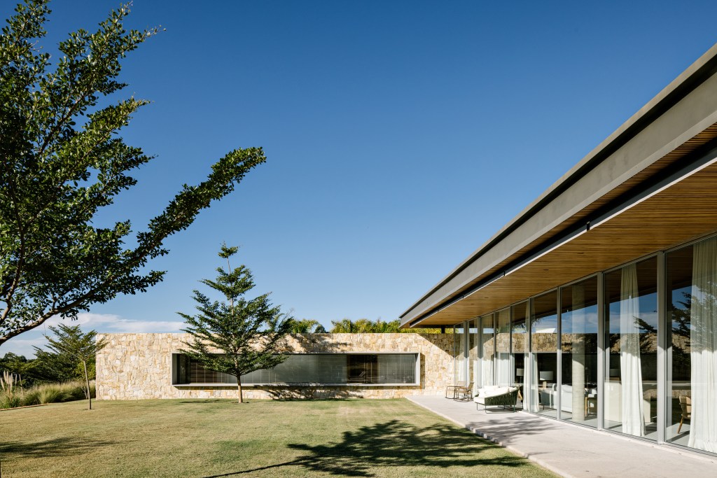 Casa de campo com espaços voltados para jardim