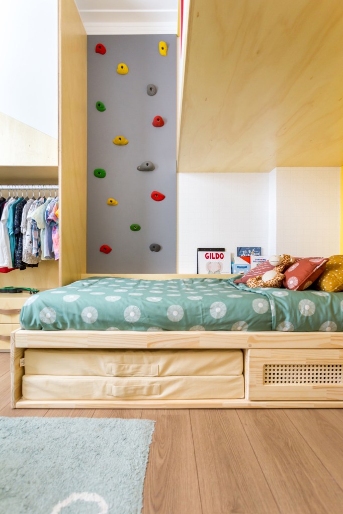 Quarto infantil montessoriano mezanino parede de escalada Juliana Mancini. marcenaria cama armario mesa luminaria