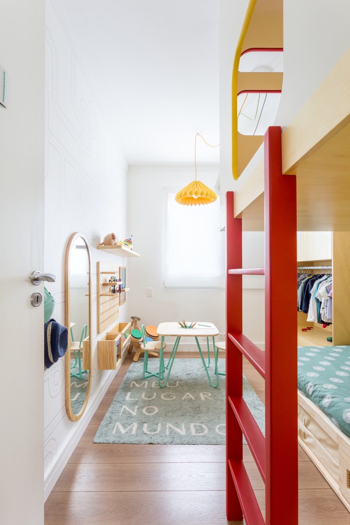 Quarto infantil montessoriano mezanino parede de escalada Juliana Mancini. marcenaria cama armario mesa luminaria