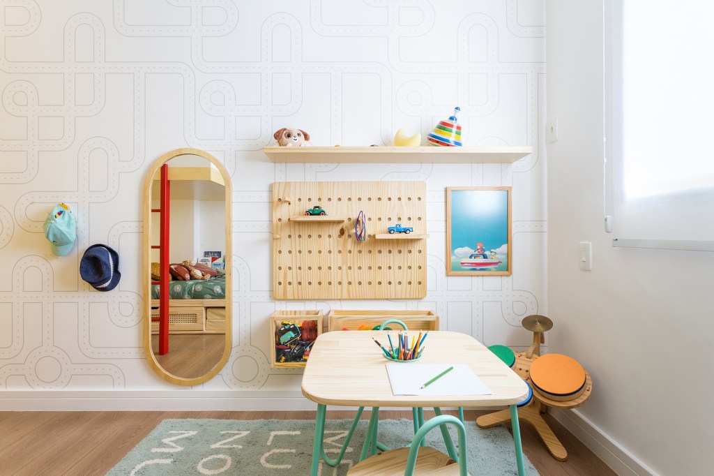 Quarto infantil montessoriano mezanino parede de escalada Juliana Mancini. marcenaria cama armario mesa luminaria espelho