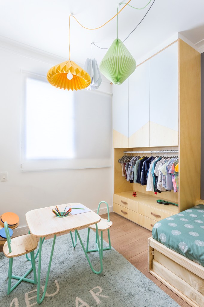 Quarto infantil montessoriano mezanino parede de escalada Juliana Mancini. marcenaria cama armario mesa luminaria