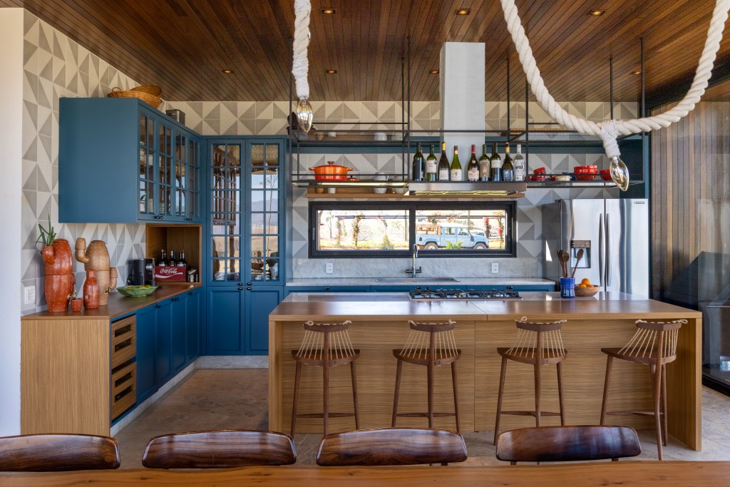 rancho sustentável Bruno Gagliasso Giovanna Ewbank Hana Lerner decoracao cozinha americana ilha cadeira armario