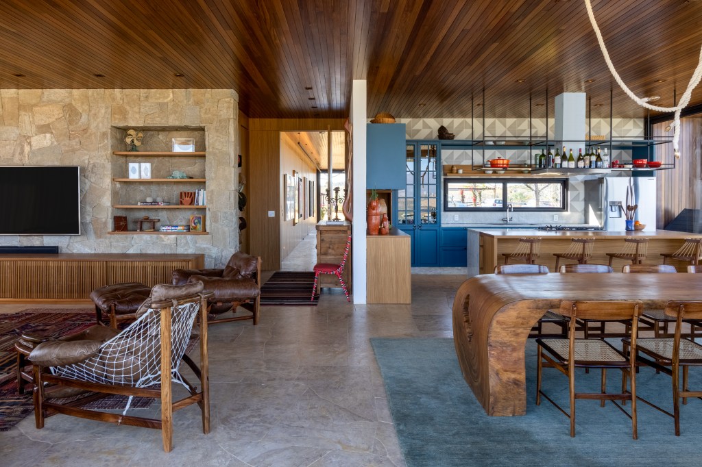 rancho sustentável Bruno Gagliasso Giovanna Ewbank Hana Lerner decoracao sala estar living jantar mesa poltrona cozinha tapete