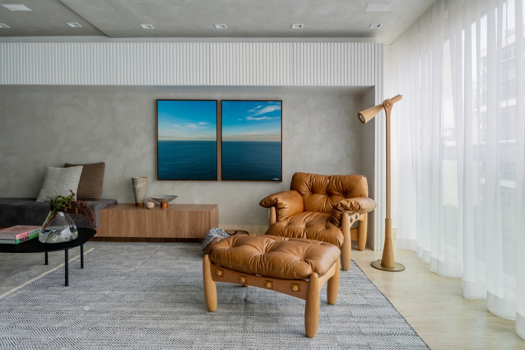 Toques de azul fazem referência ao mar neste apê elegante de 160m²