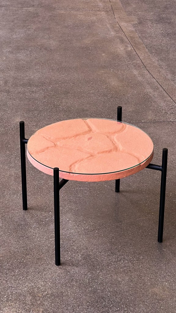 Cópia de 1 Mesa Sertão, primeiro móvel a base de cogumelos no país, assinado por Anima Studio Design para Mush Créditos Divulgação Startup brasileira cria móvel, luminária e urna funenária com cogumelos. Na foto, Mesa Sertão Anima Studio Design para Mush.