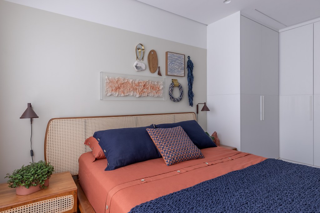 Apê 170 m2 adega 270 garrafas parede côncava sala Beatriz Quinelato decoração quarto casal cama cabeceira armario quadro