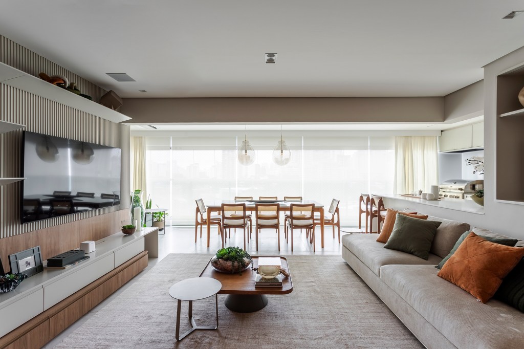 Apê de 230 m² tem home office escondido e espaço especial para pets