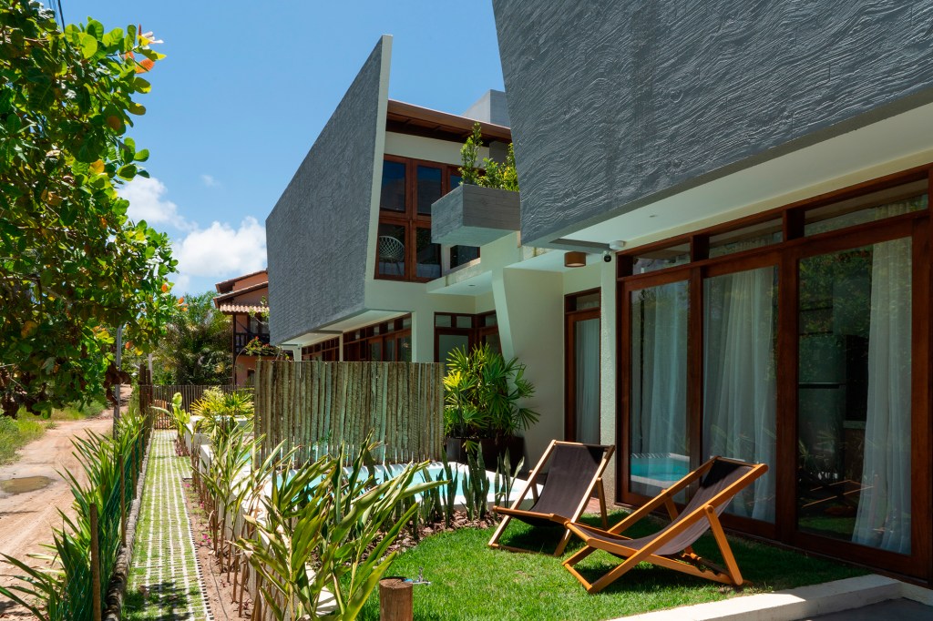 Casa sustentável Bahia conceito rústico elementos regionais Alphaz Concept decoração jardim piscina poltrona