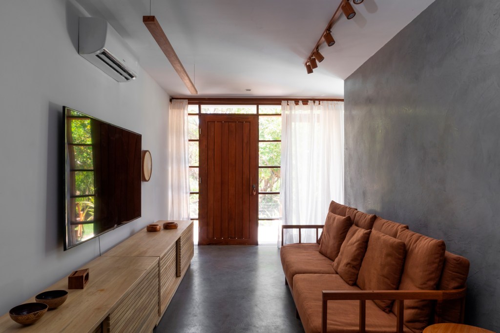 Casa sustentável Bahia conceito rústico elementos regionais Alphaz Concept decoração sala tv sofa cimento queimado madeira
