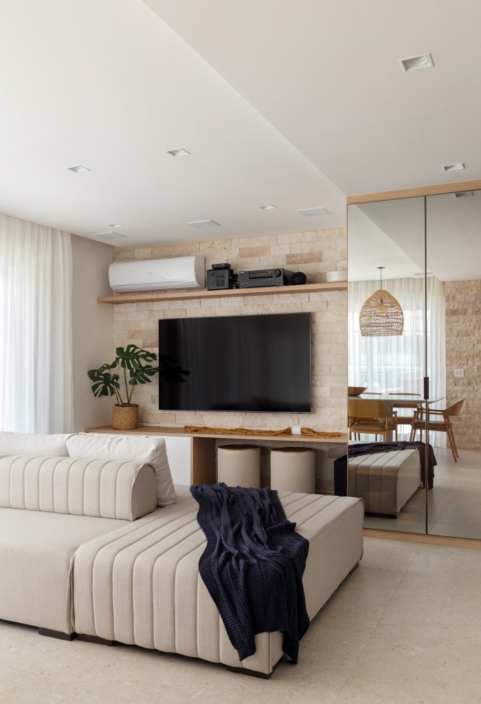 cobertura-estilo-urbano-no-primeiro-andar-e-praiano-no-segundo-nop-arquitetura-04-sala-sofa-ilha Sala de tv com sofá ilha branco.