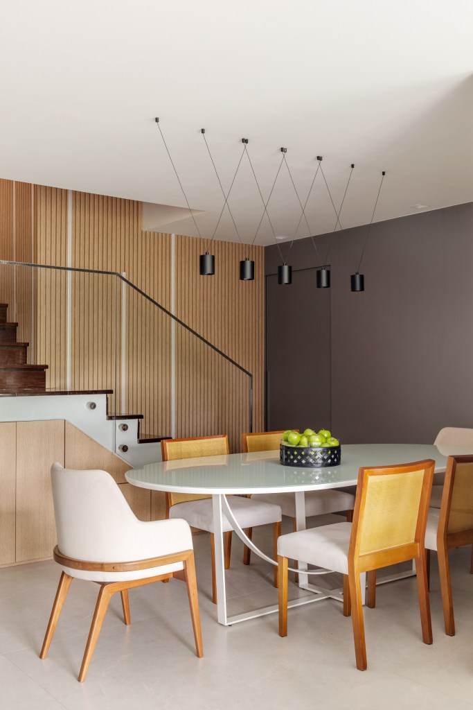 cobertura-estilo-urbano-no-primeiro-andar-e-praiano-no-segundo-nop-arquitetura-09 Sala de jantar com mesa oval branca.
