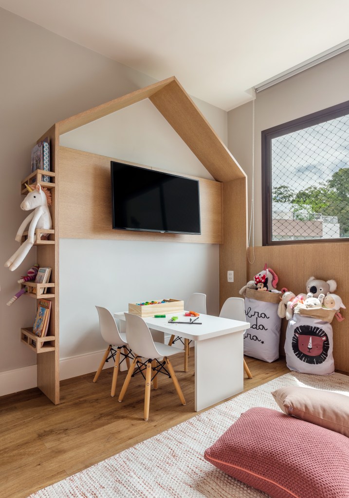 cobertura-estilo-urbano-no-primeiro-andar-e-praiano-no-segundo-nop-arquitetura-24-quarto-infantil Quarto infantil de menina com cama baixa, papel de parede e marcenaria em forma de casinha.