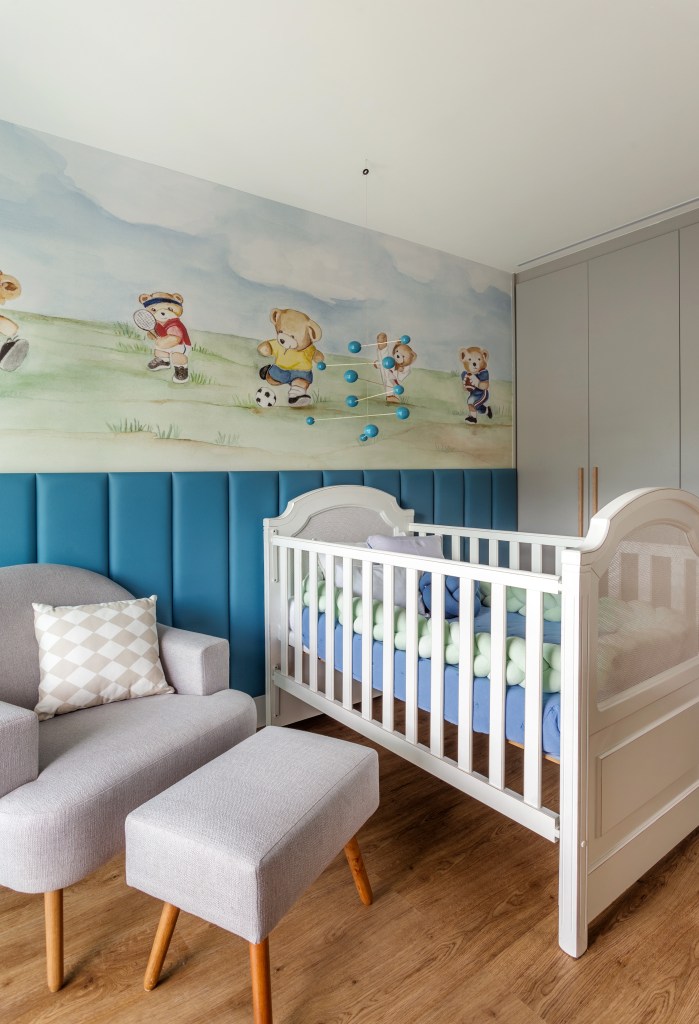cobertura-estilo-urbano-no-primeiro-andar-e-praiano-no-segundo-nop-arquitetura-28-quarto-infantil Quarto de bebê com papel de parede, marcenaria clara, berço e meia parede azul.