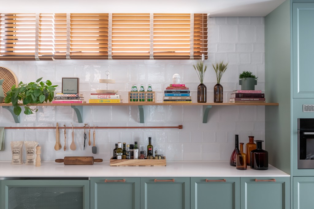 Cozinha ganha ares de fazenda com marcenaria verde