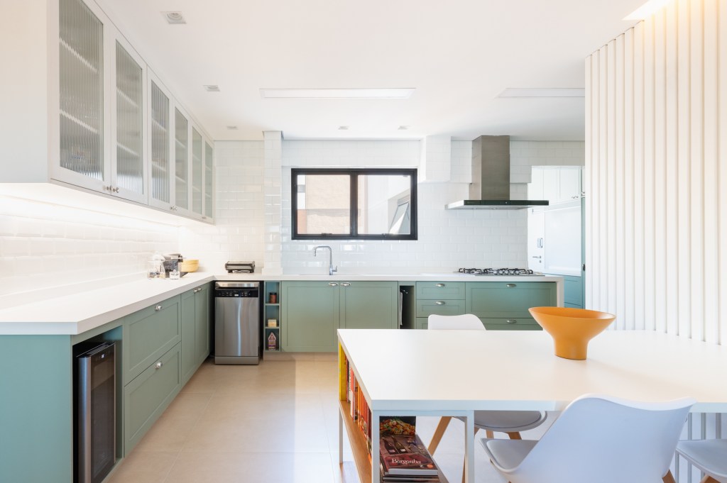 Cozinha provençal mescla marcenaria verde e parede ripada