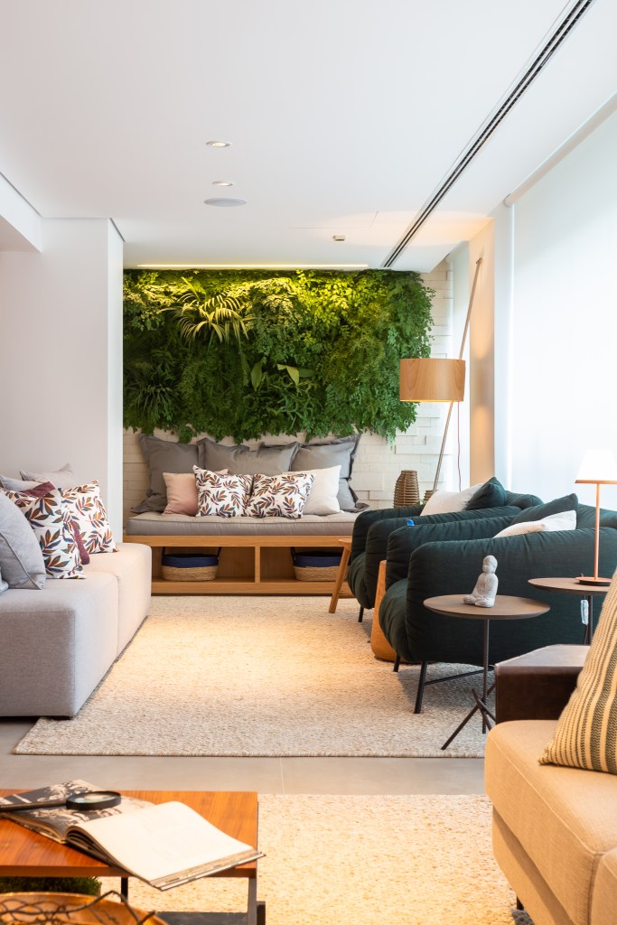 descubra-versatilidade-futon-na-decoracao-studio-tan-gram-foto-estudio-sao-paulo-02-varanda-jardim-vertical Varanda integrada com jardim vertical e futon cinza.