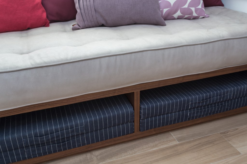 descubra-versatilidade-futon-na-decoracao-studio-tan-gram-foto-estudio-sao-paulo-07 Home office com futon com espaço de armazenamento.