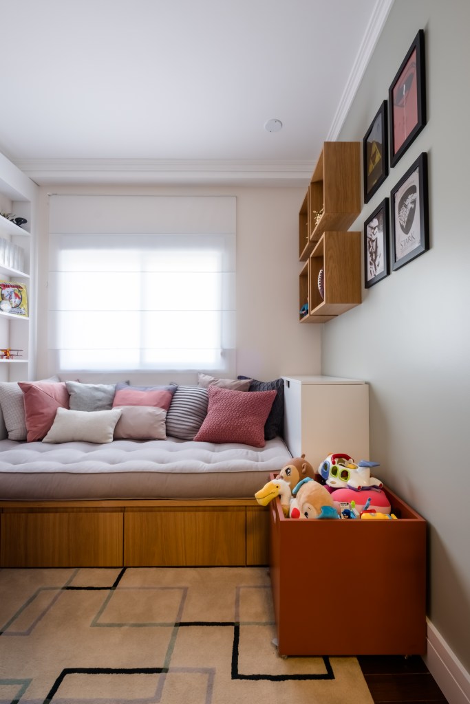 descubra-versatilidade-futon-na-decoracao-studio-tan-gram-foto-estudio-sao-paulo-08 Quarto infantil com futon cinza.