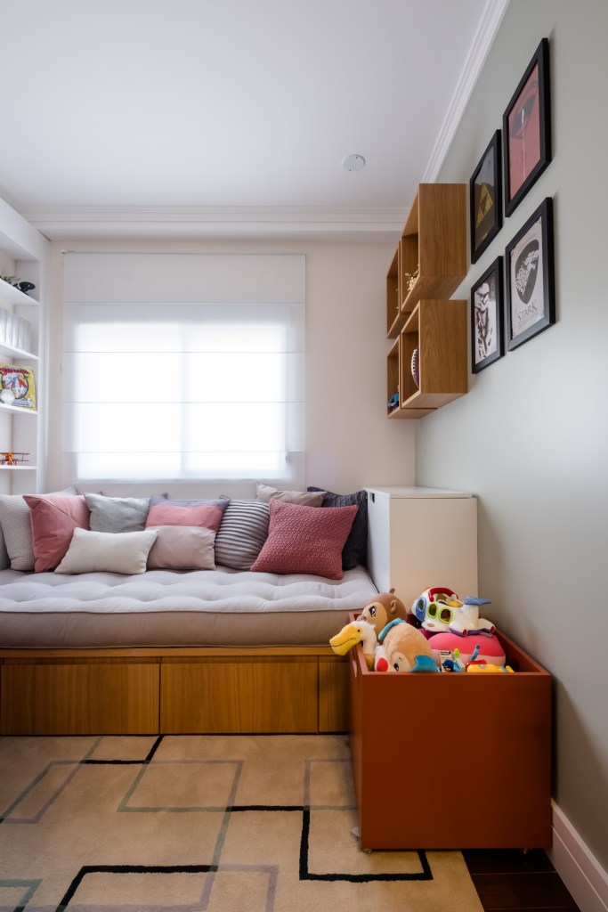 Quarto infantil com futon cinza.