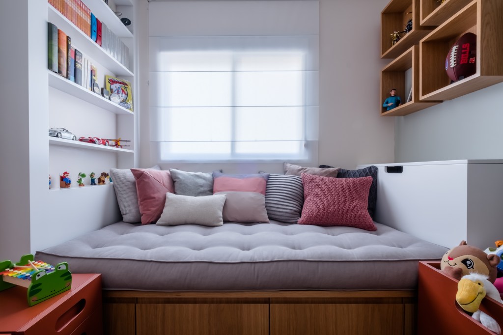 descubra-versatilidade-futon-na-decoracao-studio-tan-gram-foto-estudio-sao-paulo-10 Quarto infantil com futon cinza.