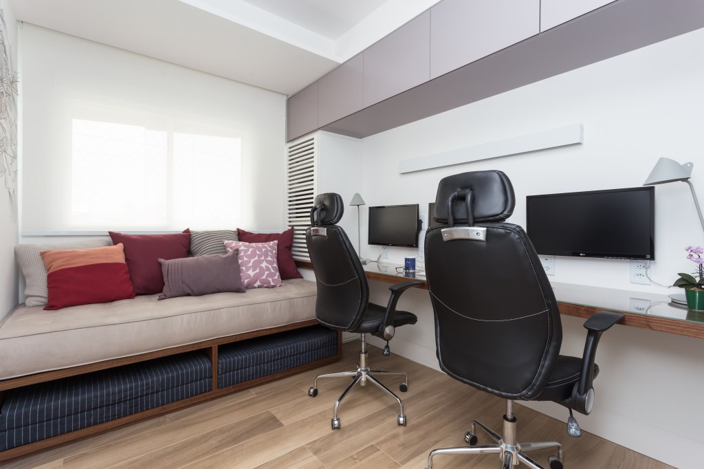 descubra-versatilidade-futon-na-decoracao-studio-tan-gram-foto-estudio-sao-paulo-11 Home office com futon e espaço para duas pessoas.