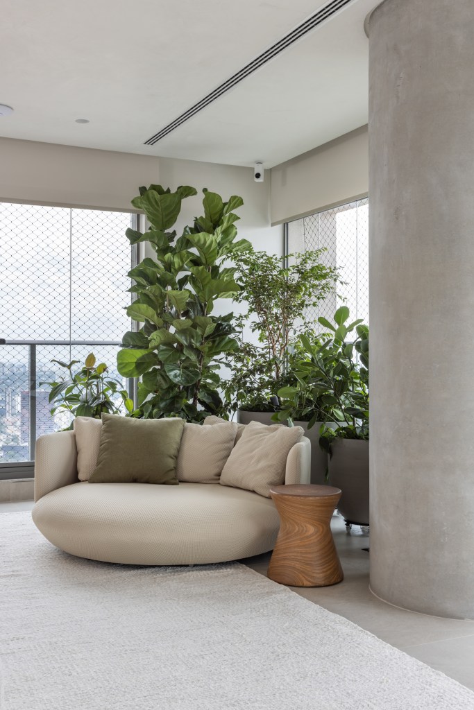 Estilo Japandi décor apê aconchegante 275 m² Si Saccab decoracao escandinavo neutro sala living madeira sofa canto leitura jardim